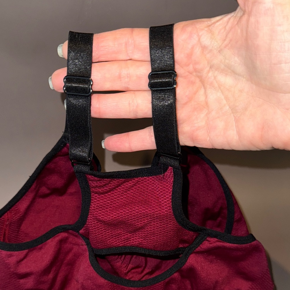 Reebok Women's Burgundy Sports Bra Size XL No Padding Very Good Condition - Picture 6 of 8